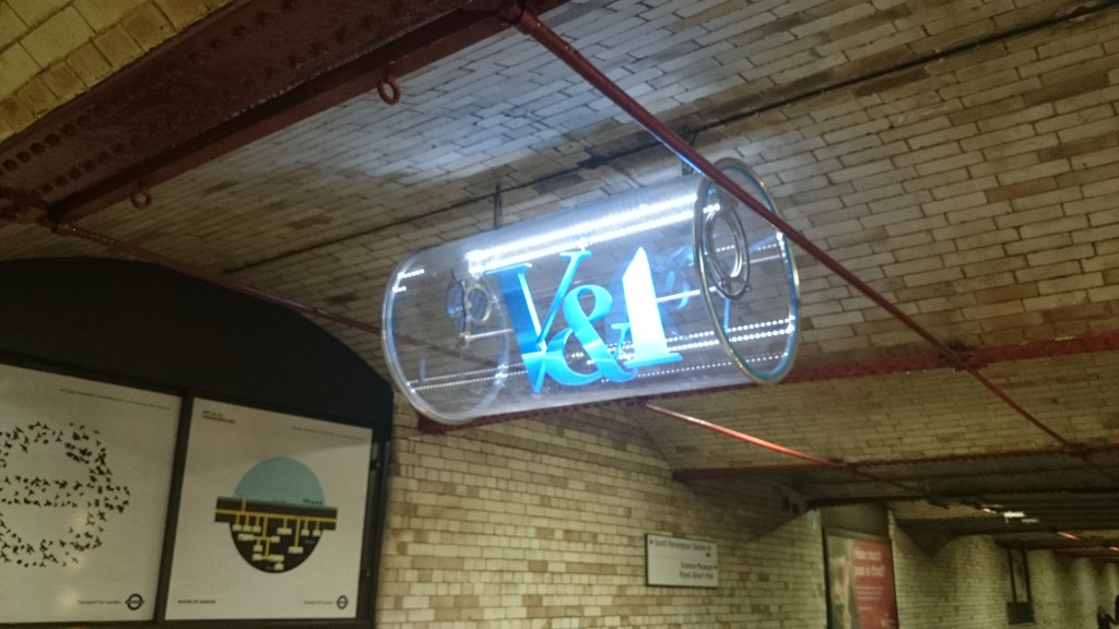 The V&A palindrome sign